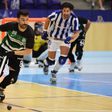 Henrique Magalhães (SCP) e Carlo di Benedetto (FCP), jogo entre FC Porto e Sporting de hóquei em patins 2024-25. Foto FPP