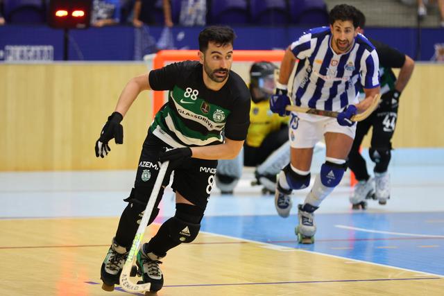 Henrique Magalhães (SCP) e Carlo di Benedetto (FCP), jogo entre FC Porto e Sporting de hóquei em patins 2024-25. Foto FPP