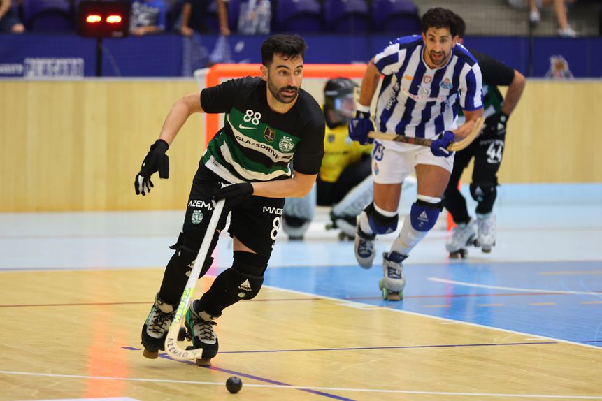Henrique Magalhães (SCP) e Carlo di Benedetto (FCP), jogo entre FC Porto e Sporting de hóquei em patins 2024-25. Foto FPP