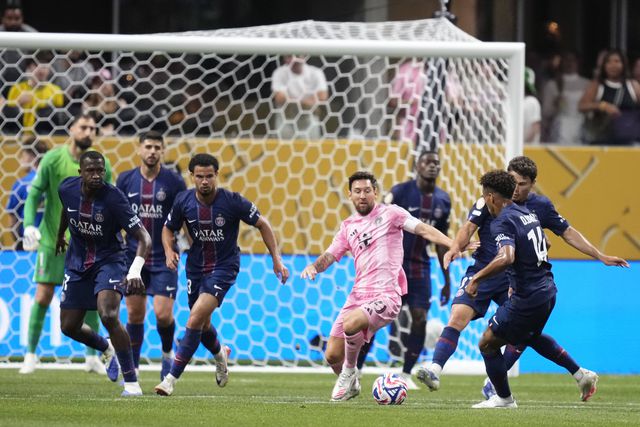 Messi rodeado por jogadores do PSG