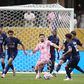 Messi rodeado por jogadores do PSG
