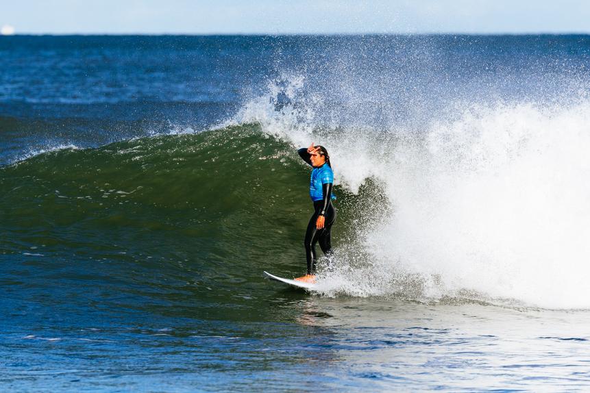Francisca Veselko venceu a vencer a primeira etapa do Challenger Series 2025 de surf, disputada em Newcastle na Austrália. Foto Aaron Hughes/WSL
