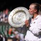 Barbora Krejcikova festeja o título em Wimbledon, após vencer Jasmine Paolini na final de 2024