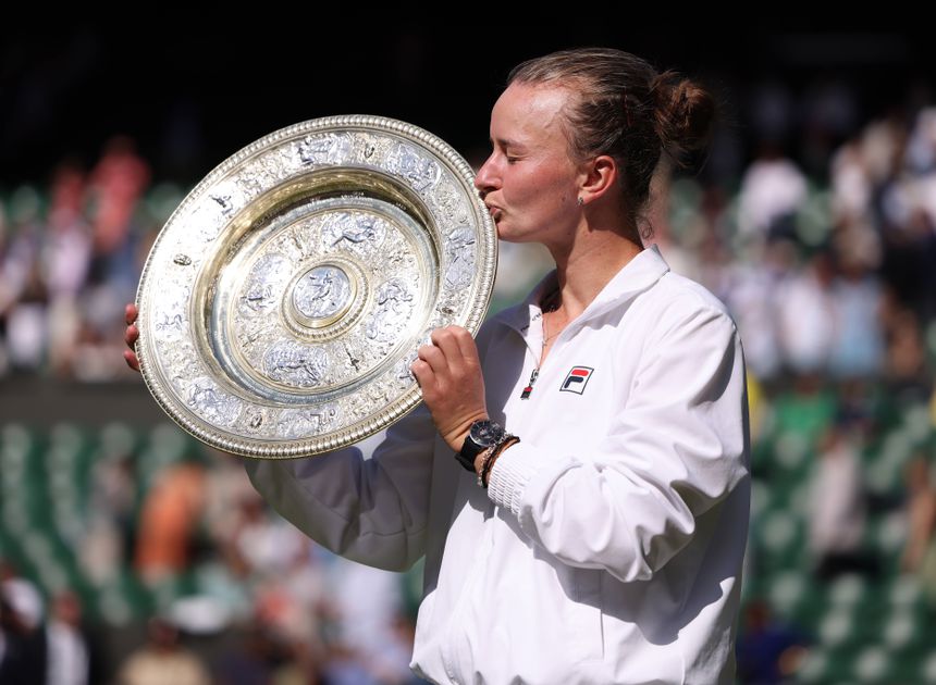 Barbora Krejcikova festeja o título em Wimbledon, após vencer Jasmine Paolini na final de 2024