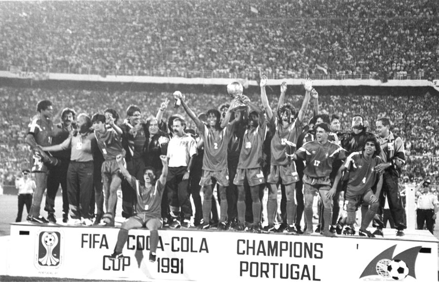 Estádio da Luz com 120 mil espectadores a assistirem ao triunfo português de 30 de junho de 1991. FOTO A BOLA