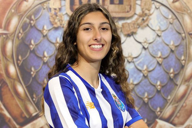 Beatriz Amorim não esconde o seu orgulho por poder continuar a jogar de dragão ao peito (Foto: FC Porto)