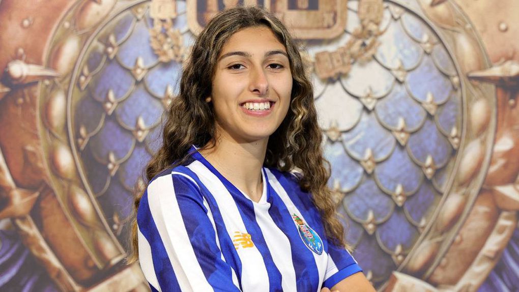 Beatriz Amorim não esconde o seu orgulho por poder continuar a jogar de dragão ao peito (Foto: FC Porto)