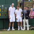 John Isner com Nicolas Mahut e os árbitros junto ao marcador