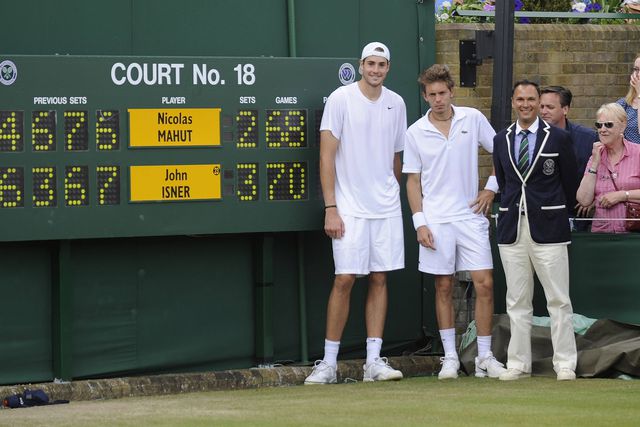 John Isner com Nicolas Mahut e os árbitros junto ao marcador