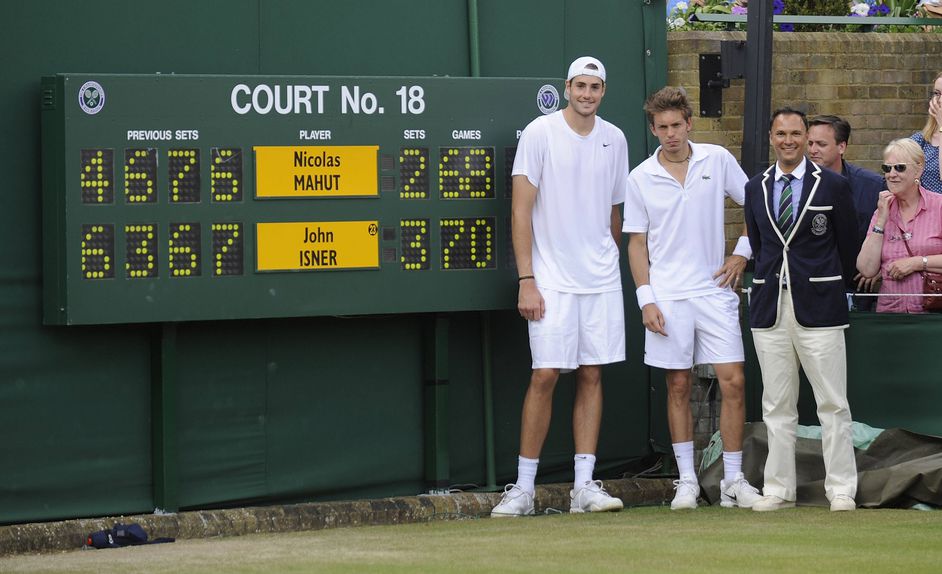John Isner com Nicolas Mahut e os árbitros junto ao marcador
