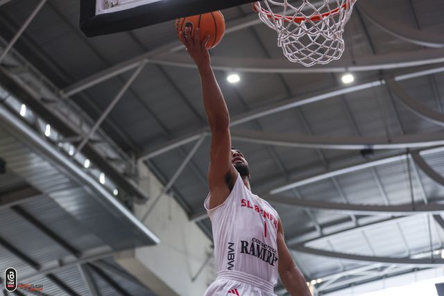 Aaron Broussard, jogador de basquetebol do Benfica. Foto FPB