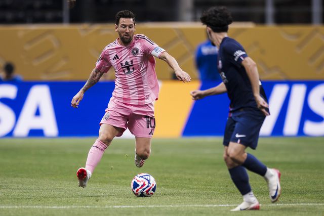 Messi conduz a bola com Vitinha à frente