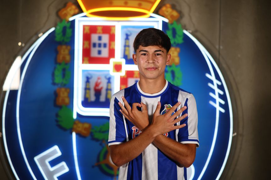 Gabriel Lança, extremo internacional sub-16, assinou contrato profissional pelos azuis e brancos (Foto: FC Porto)