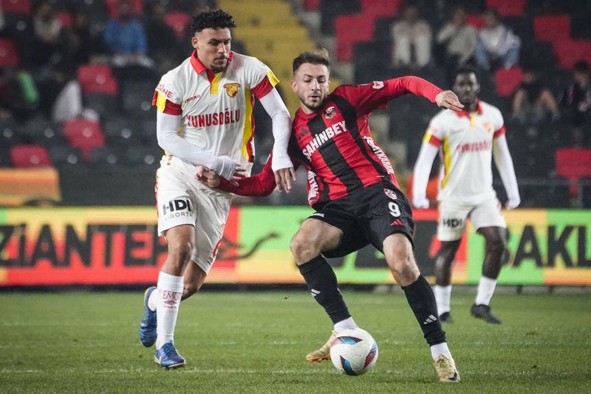 Víctor Hugo (à esquerda) é um médio intenso e que pode dotar a intermediária dos famalicenses de mais soluções