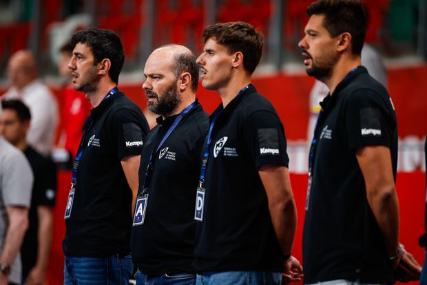 Ricardo Candeias e Carlos Martingo, treinadores da Seleção Nacional de andebol sub-21 no Mundial 2025 na Polónia.  Foto Anze Malovrh / kolektiff