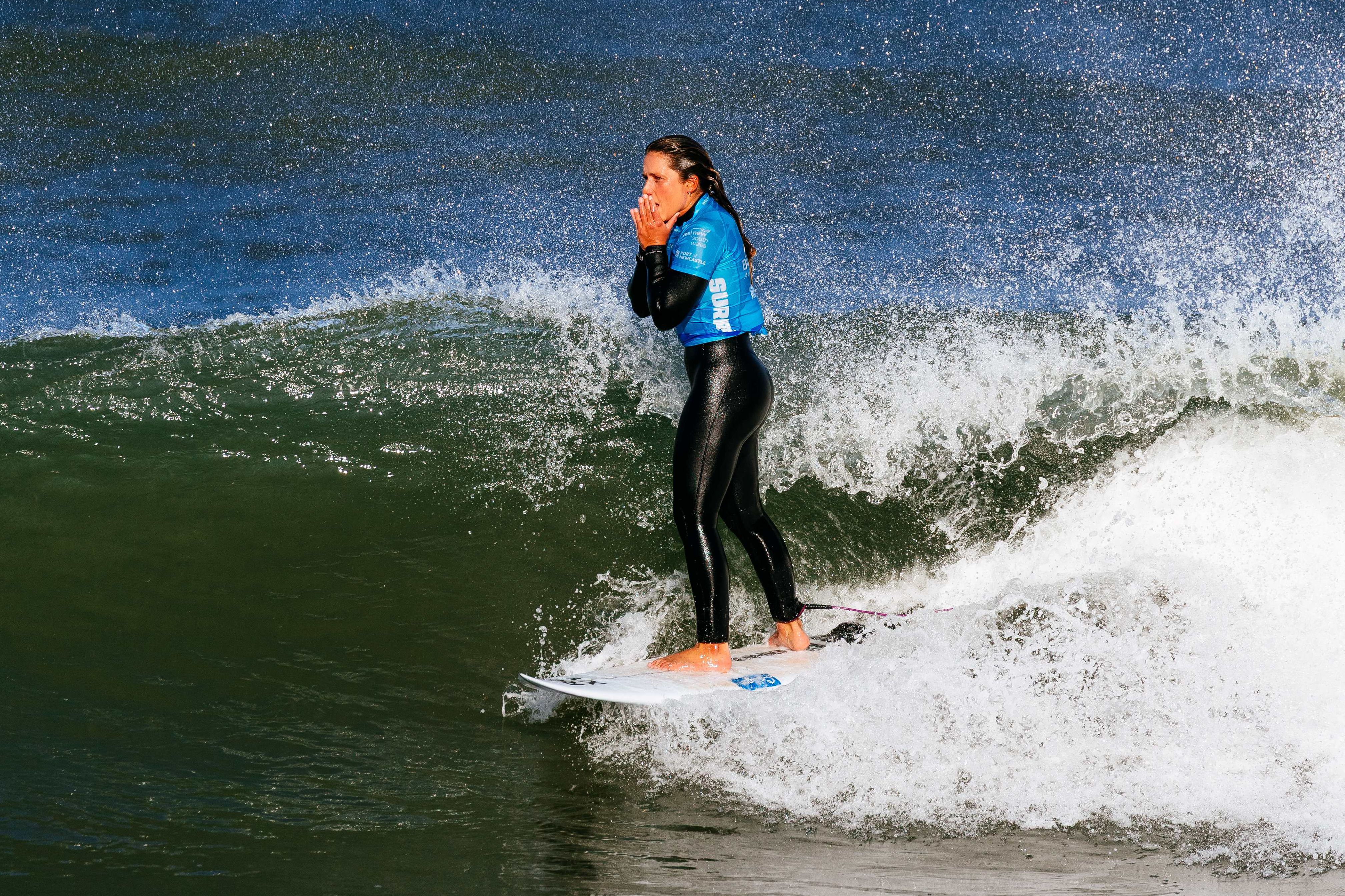 Francisca Veselko venceu a vencer a primeira etapa do Challenger Series 2025 de surf, disputada em Newcastle na Austrália. Foto Aaron Hughes/WSL
