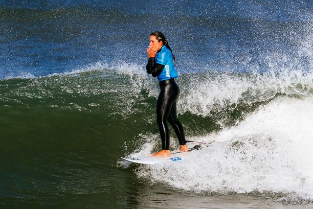Francisca Veselko venceu a vencer a primeira etapa do Challenger Series 2025 de surf, disputada em Newcastle na Austrália. Foto Aaron Hughes/WSL