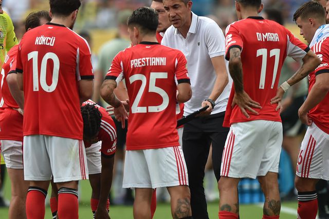 «Rui Costa precipitou-se ao anunciar que Lage seria o treinador para a próxima época»