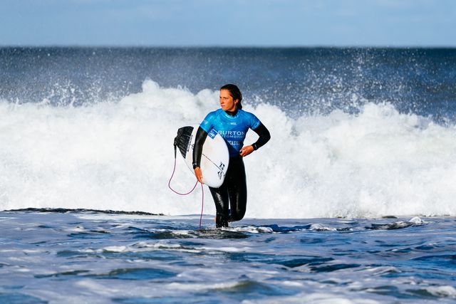 Francisca Veselko venceu a vencer a primeira etapa do Challenger Series 2025 de surf, disputada em Newcastle na Austrália. Foto Aaron Hughes/WSL