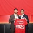 Lenglet apresentado ao lado de Rui Costa, presidente do Benfica