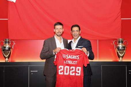 Lenglet apresentado ao lado de Rui Costa, presidente do Benfica