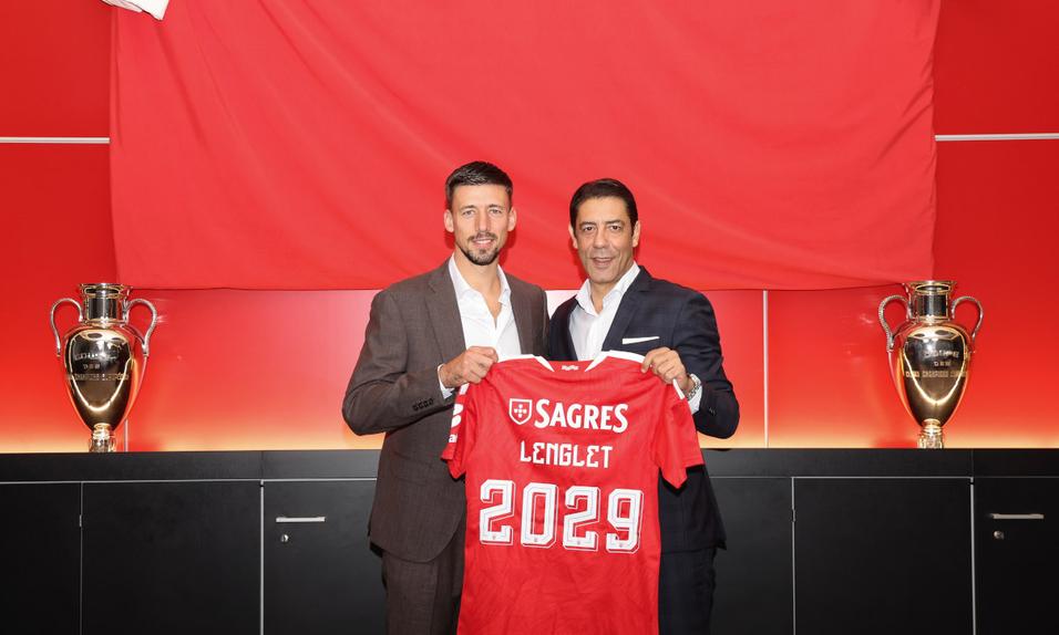 Lenglet apresentado ao lado de Rui Costa, presidente do Benfica