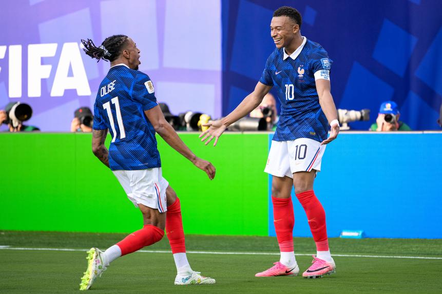 Olise e Mbappé foram as duas grandes figuras da vitória francesa frente aos suecos - Foto: IMAGO