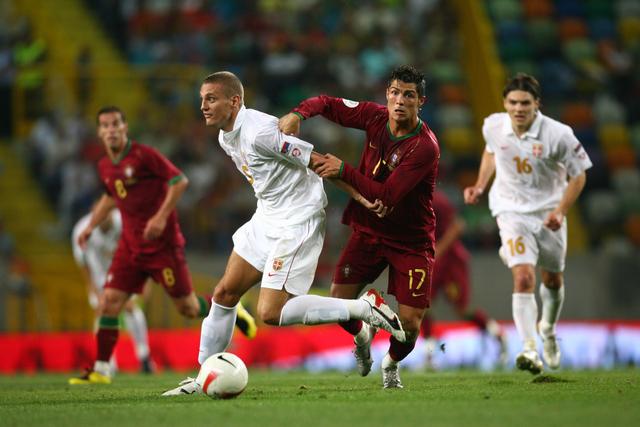 Vidic em disputa com Cristiano Ronaldo num duelo entre Sérvia e Portugal