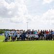 Comitiva lusa tirou uma fotografia com o staff que a acolheu em Palm Beach durante a fase de grupos do Mundial - Foto: FPF