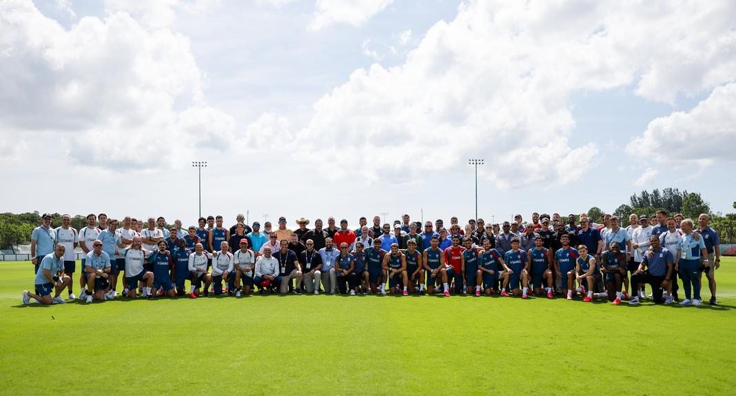 Comitiva lusa tirou uma fotografia com o staff que a acolheu em Palm Beach durante a fase de grupos do Mundial - Foto: FPF