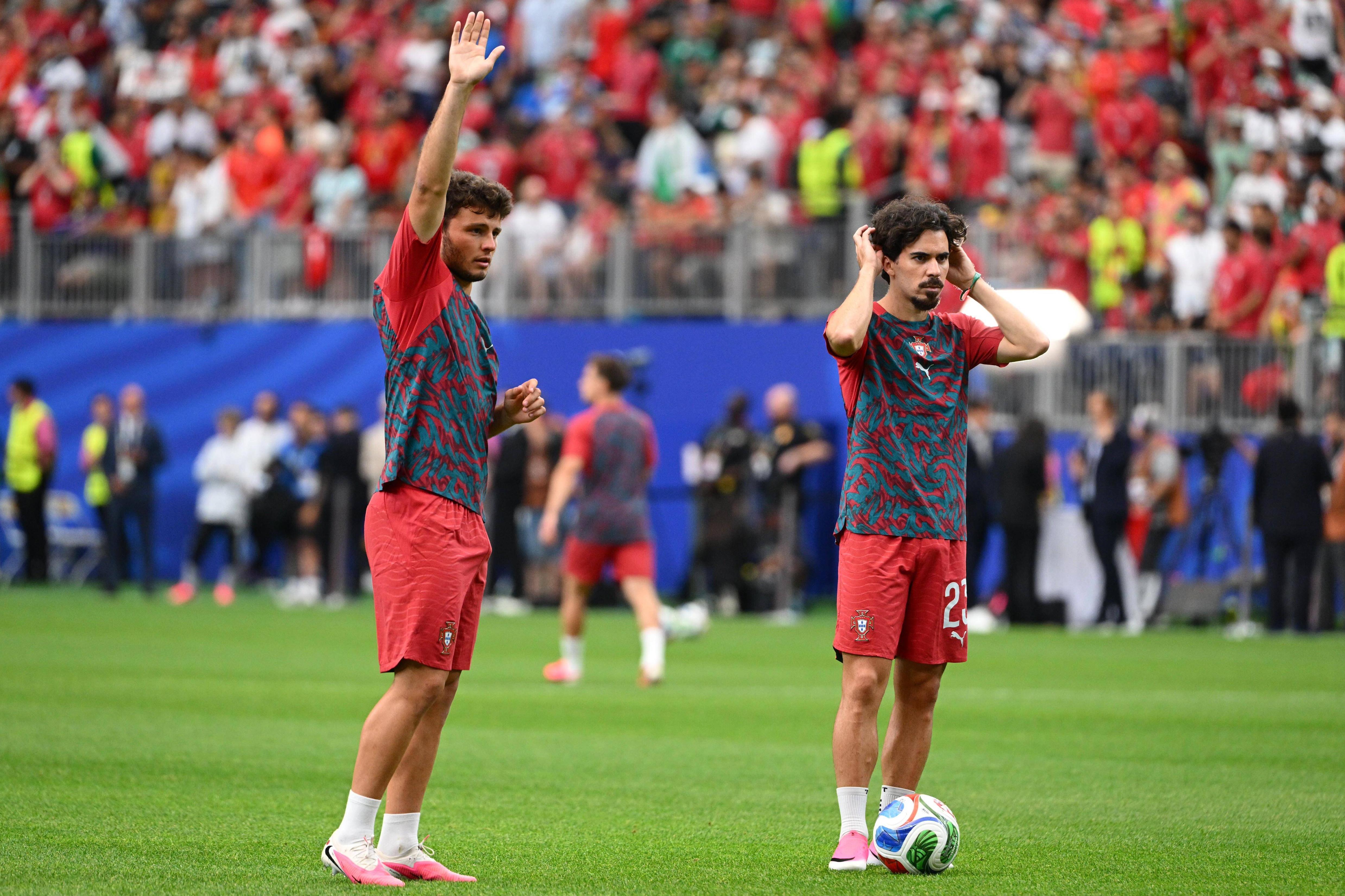João Neves e Vitinha, dois dos 15 jogadores do PSG no Mundial, em competição praticamente ininterrupta desde o Mundial de Clubes de 2025 - Foto: Imago