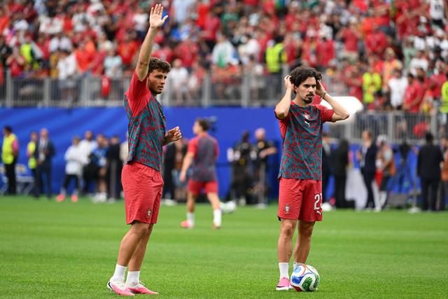 João Neves e Vitinha, dois dos 15 jogadores do PSG no Mundial, em competição praticamente ininterrupta desde o Mundial de Clubes de 2025 - Foto: Imago