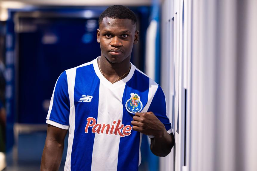 Domingos Muxito, 16 anos, foi campeão nacional em dois escalões de formação — Foto: FC Porto