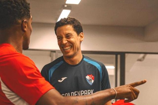 Luís Pinto, que assume o comando técnico dos galos, sorridente na receção aos jogadores - Foto: Gil Vicente
