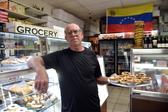 Manuel Rodrigues, de sorriso triste, exibe uma bandeja de pastéis de nata com que muitos se deliciam em Miami - Foto: Miguel Nunes
