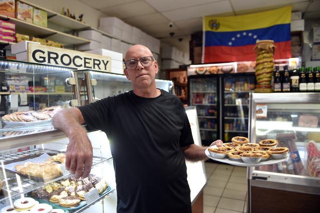Manuel Rodrigues, de sorriso triste, exibe uma bandeja de pastéis de nata com que muitos se deliciam em Miami - Foto: Miguel Nunes