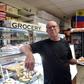 Manuel Rodrigues, de sorriso triste, exibe uma bandeja de pastéis de nata com que muitos se deliciam em Miami - Foto: Miguel Nunes