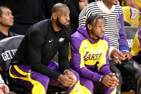 Provavelmente, LeBron e Bronny vão passar a ser adversários     Fotografia Imago