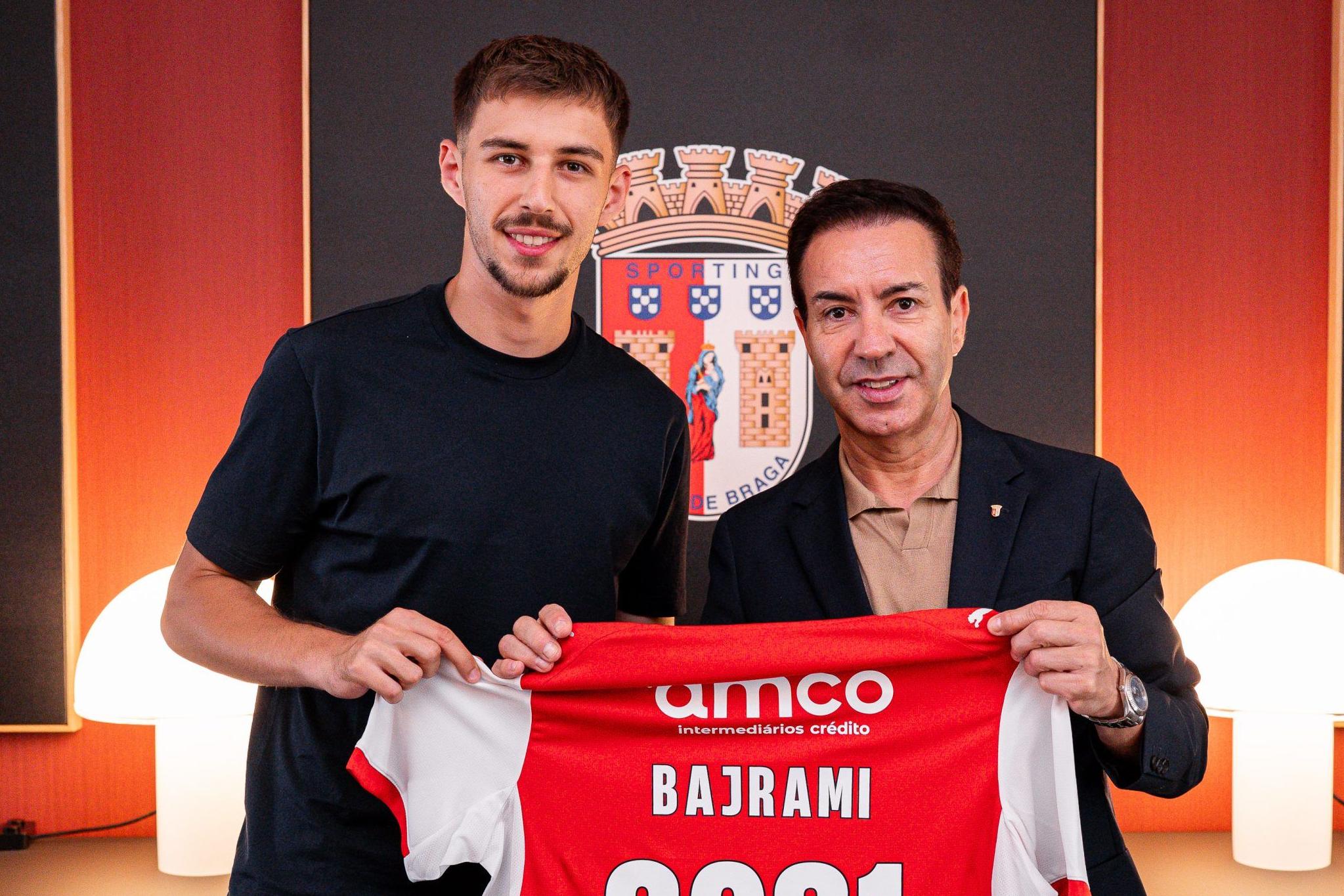 Adrian Bajrami, reforço do SC Braga, e o presidente do clube, António Salvador - Foto: SC Braga