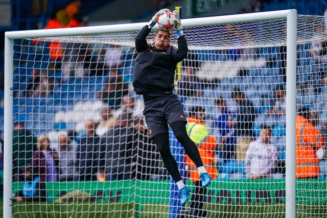 Estoril fecha a baliza com Robles