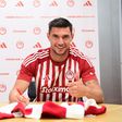 Oficial: ex-Benfica reforça Olympiakos