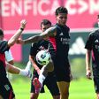 Akturkoglu e Ríos num treino do Benfica