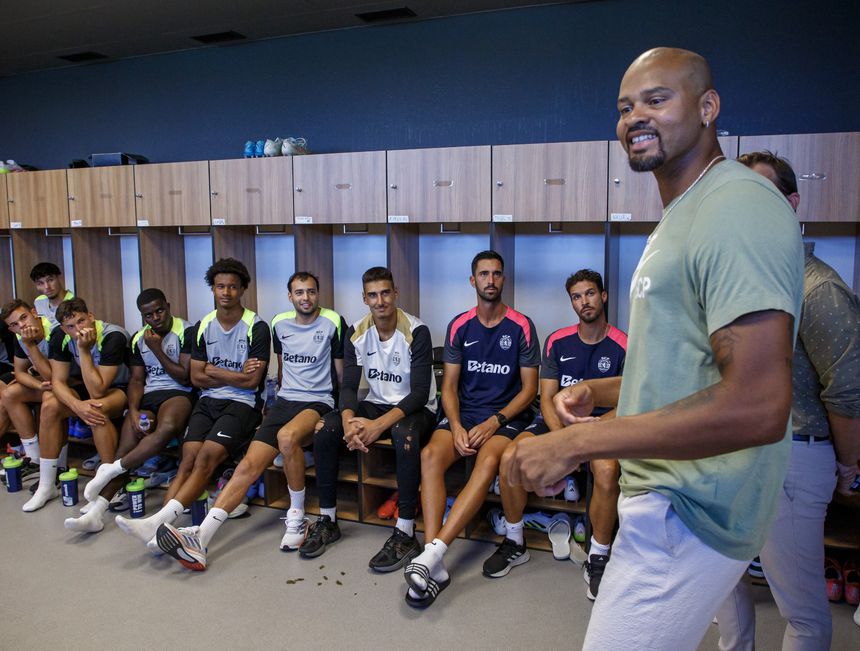 Edson Valencia esteve no balneário da equipa B a partilhar a sua história de vida