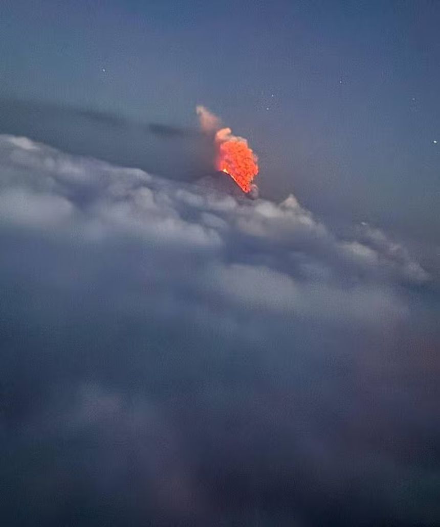 Lava incandescente após erupção do vulcão Klyuchevskoy  Foto: Serviço Geofísico Unificado da Academia Russa de Ciências / Divulgação