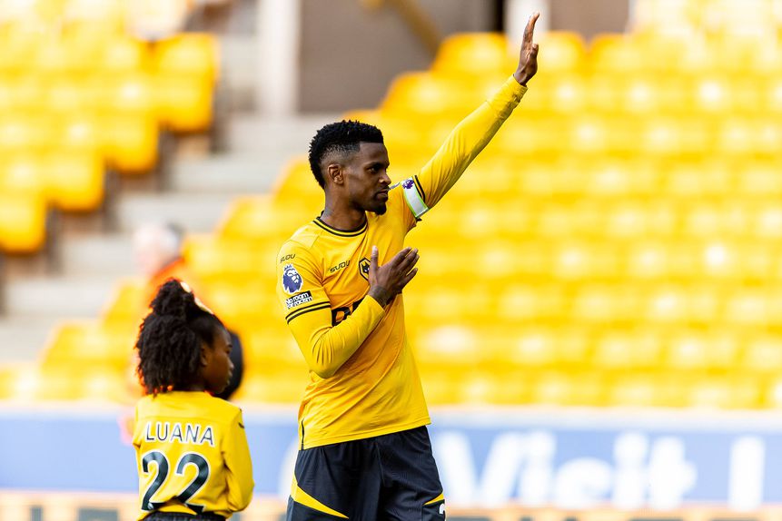 Nélson Semedo a agradecer o apoio dos adeptos, ao lado da filha