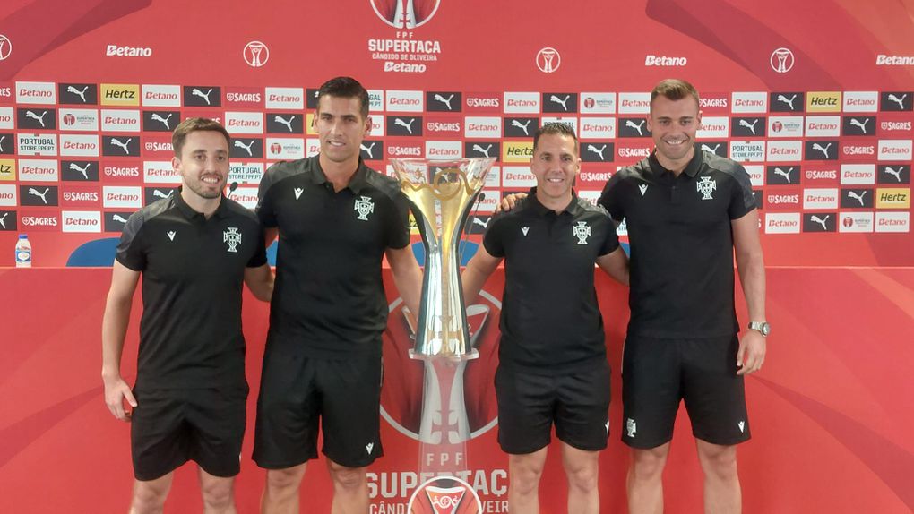 Fábio Veríssimo e a sua equipa de arbitragem na conferência da Supertaça