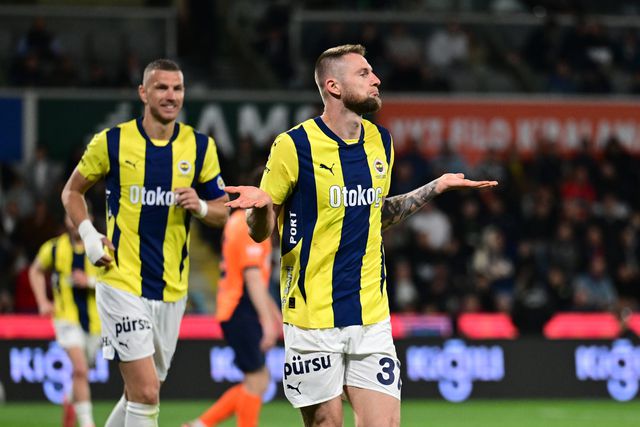 Milan Skriniar a celebrar um dos três golos que marcou pelo Fenerbahçe