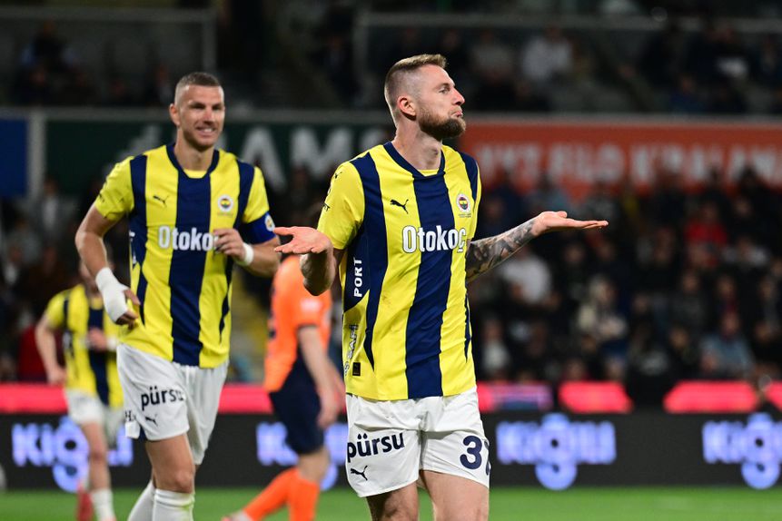 Milan Skriniar a celebrar um dos três golos que marcou pelo Fenerbahçe