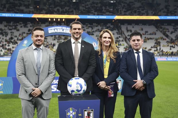 Presidente da CBF, Samir Xaud, o segundo a partir da esquerda