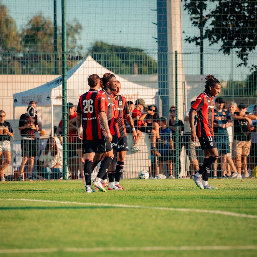 Jogadores do Nice a celebrar a vitória ao Sheffield United